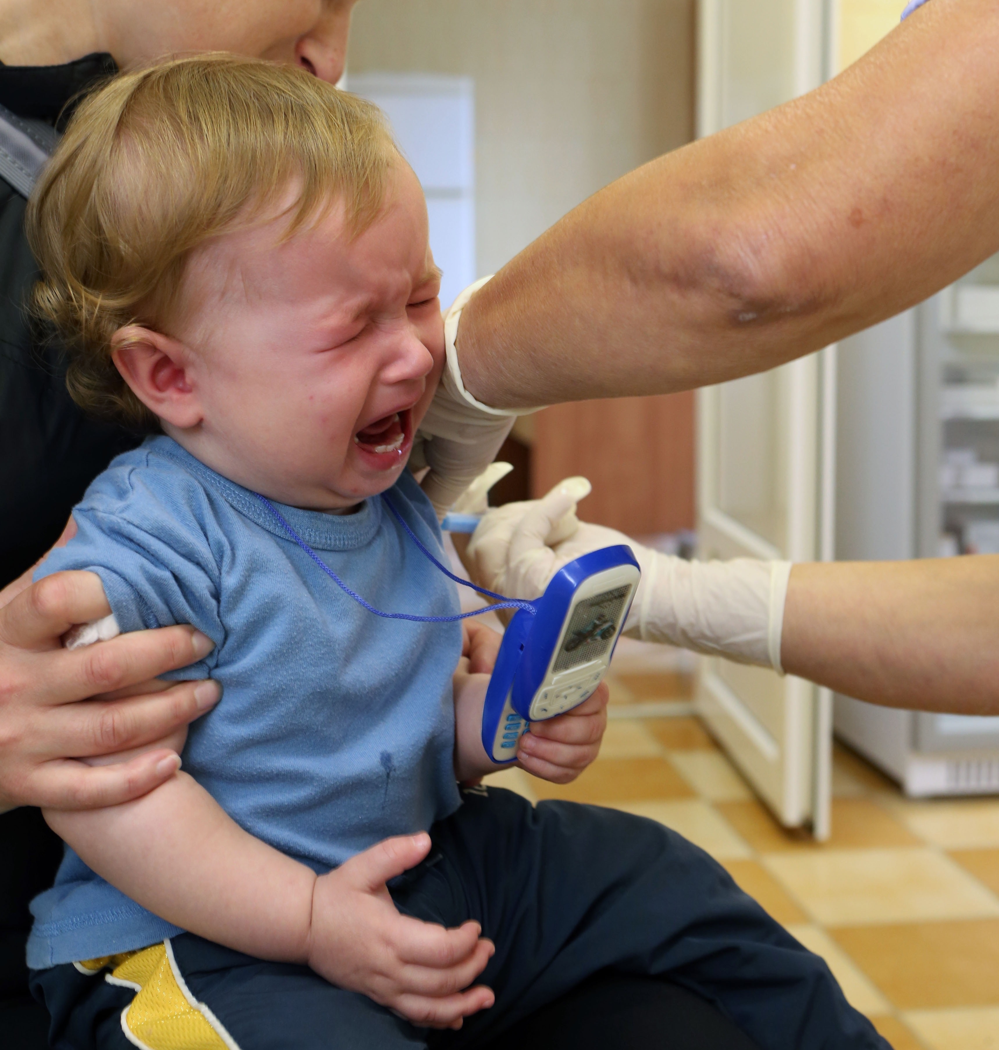 Прививки дети плачут. Прививка детям. Ребенок плачет от прививки. Прививки маленьким детям. Дети на прививке.