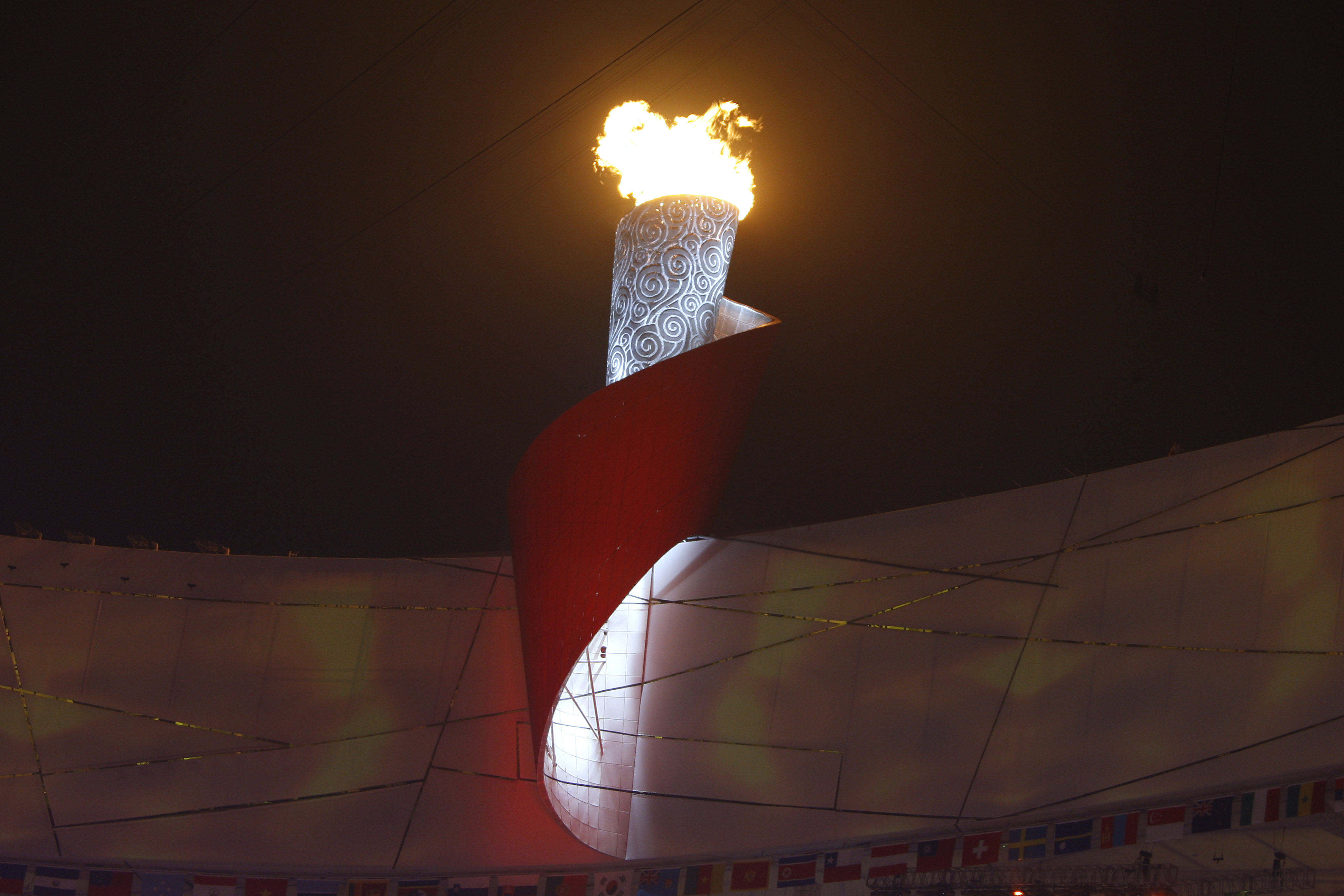 Факел современные игры зажигается. Олимпийский огонь в Пекине 2022. Зажжение олимпийского огня 2022. Олимпийский факел 2008.