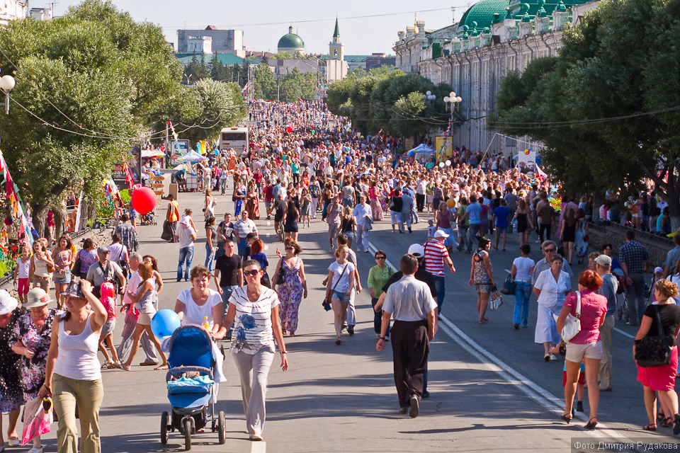 Население города омск. Омск люди. Население г Омска. Люди на улицах праздничного города. Праздник города люди.