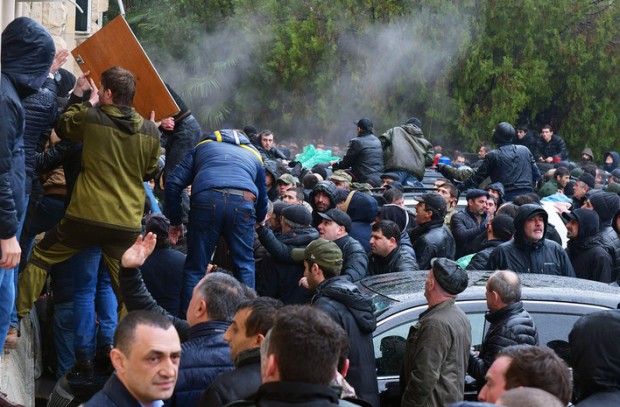В Абхазии протестующие завладели оружием после штурма администрации