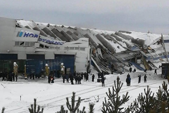 На заводе в Кемеровской области под тяжестью снега обрушилась кровля