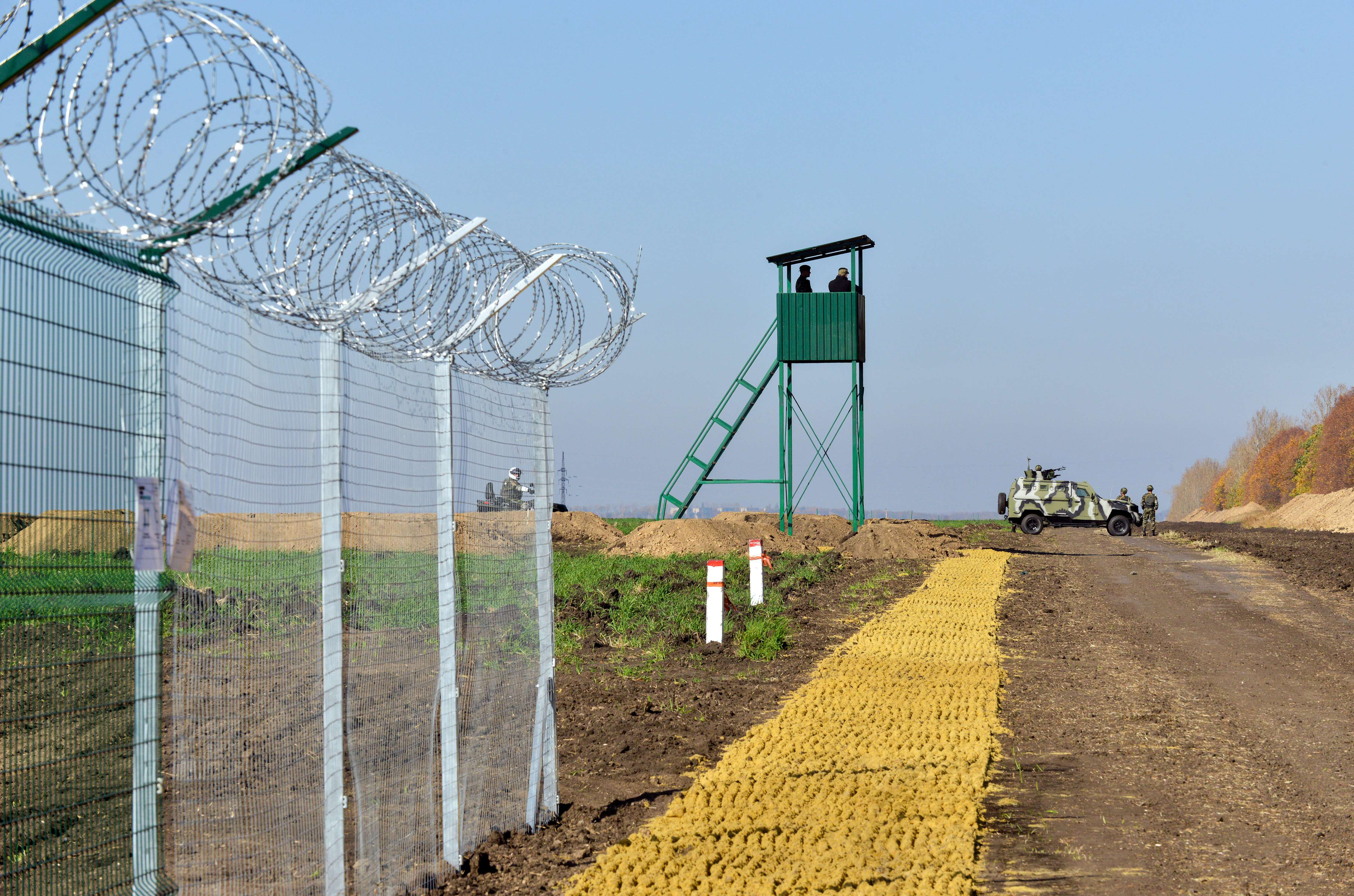 Как выглядит граница с украиной. Стена на границе Украины с Россией. Граница между Россией и Украиной. Граница России забор. Проект стена.