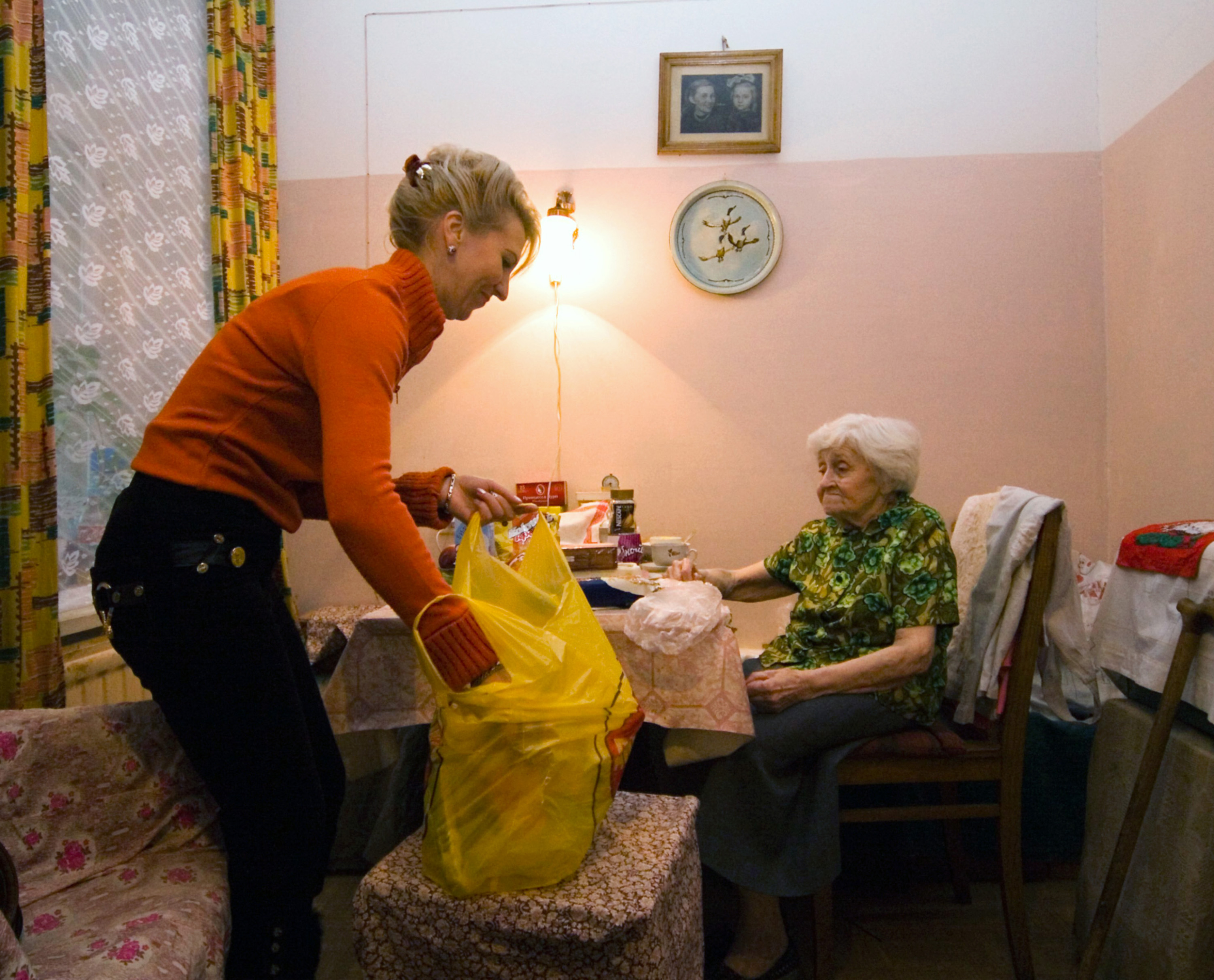 Социальная служба москвы. Социальный работник. Социальное обслуживание. Социальное обслуживание пожилых людей. Социально бытовые услуги пожилым на дому.