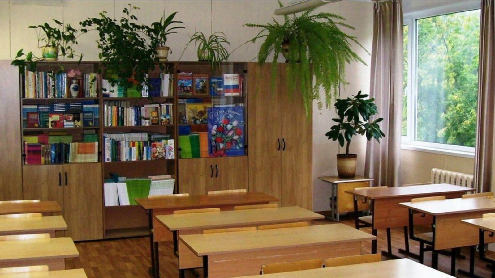 Школьники ряда российских регионов вышли на летние каникулы с 1 мая