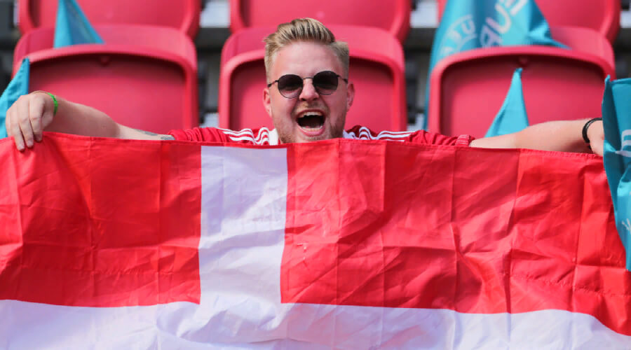 УЕФА может лишить сборную Дании очков из-за обливающихся пивом болельщиков