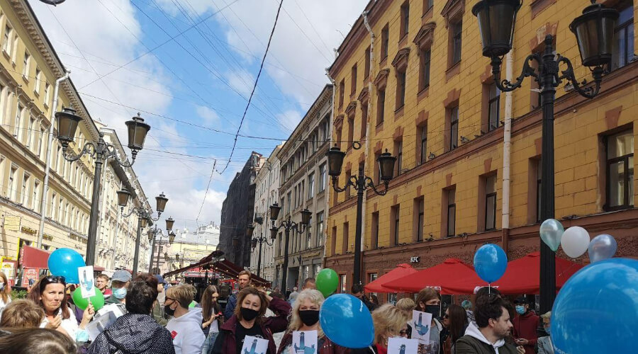 «Россия, выходи!»: Жители страны вышли на улицы в знак солидарности с хабаровчанами