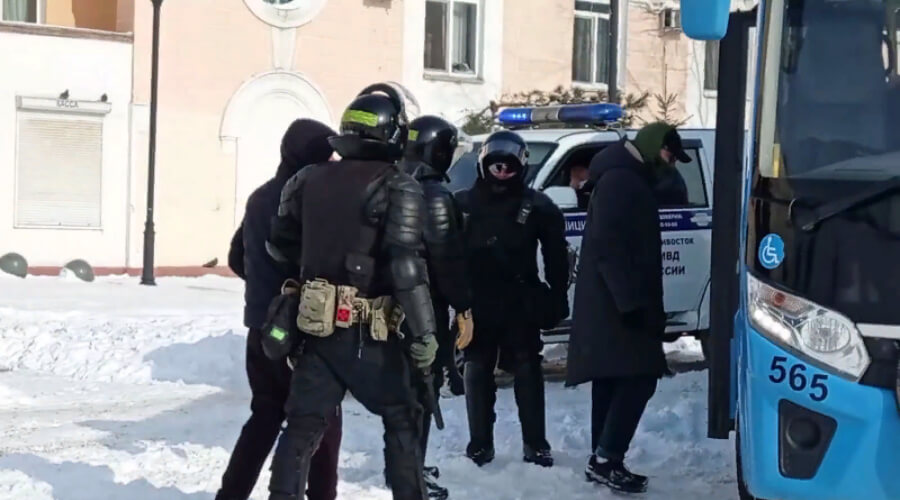 Силовики Владивостока накажут родителей оказавшихся в автозаках подростков