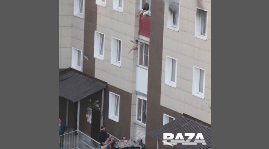 Из-за пожара в Новосибирске двух детей скинули из окна. Их поймали ковром
