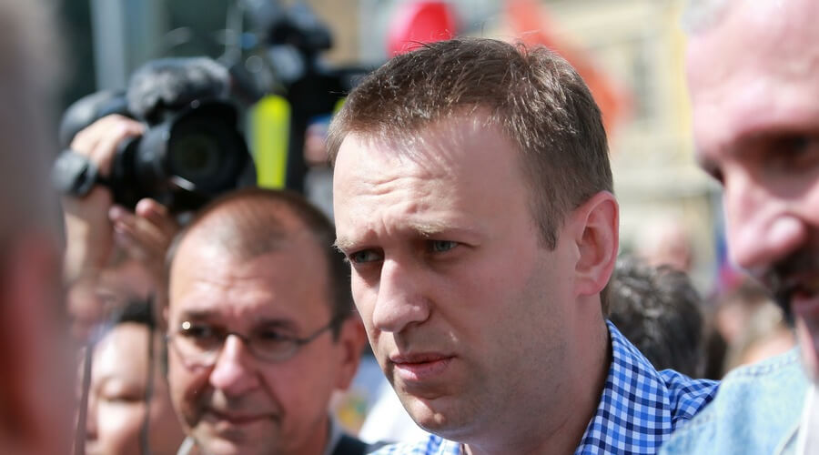Навальному снова придётся защищаться в суде. В качестве третьего лица в иске указан Путин