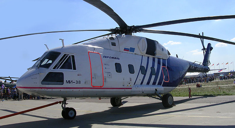 Военный вертолет совершил аварийную посадку на трассу в Подмосковье