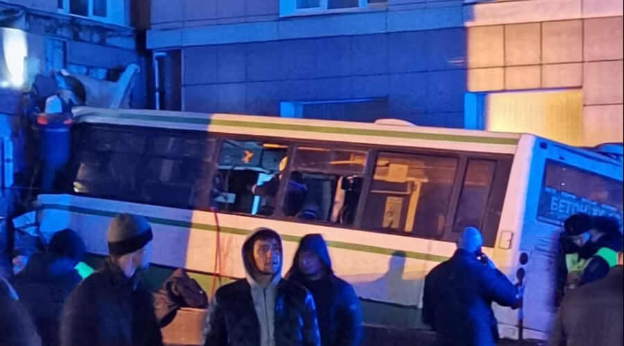 В Великом Новгороде пассажирский автобус врезался в здание учебного заведения
