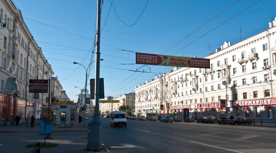 Плохое самочувствие водителя легковушки ударило по транспортной системе Екатеринбурга