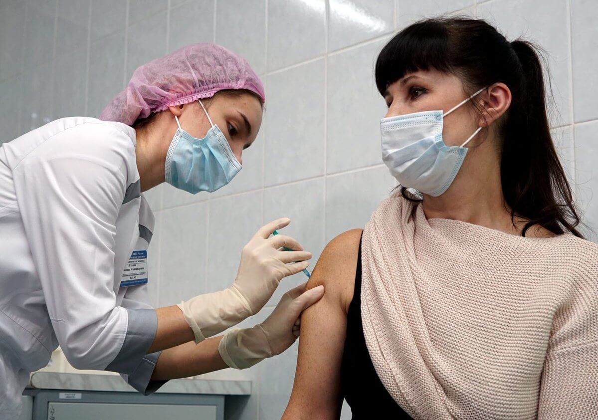 Российский врач призывает людей повторно вакцинироваться от COVID