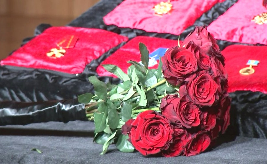 Цветы от Владимира Путина у гроба Владимиру Жириновскому