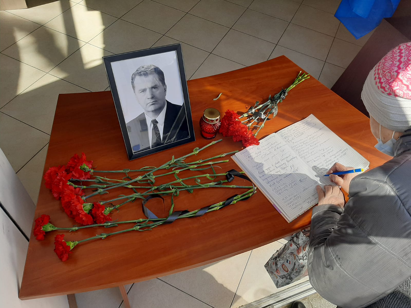 Жители Севастополя приносят в офис ЛДПР цветы