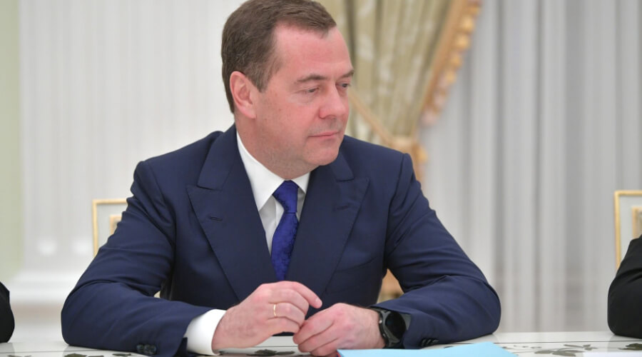 Дмитрий Медведев предложил платить деньги всем россиянам