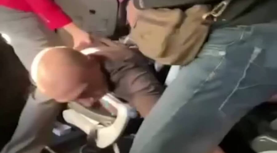 На борту самолёта S7 дебош: мужчина напал на пассажиров рейса Магадан — Новосибирск