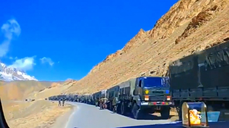 Колонна военных грузовиков в Индии