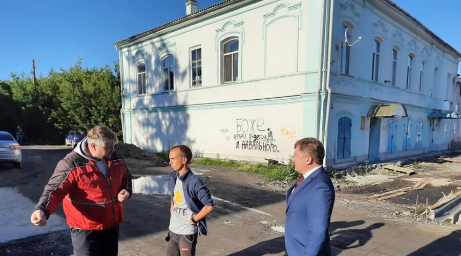 В Свердловской области жители отчитали мэра на фоне надписи в поддержку Навального