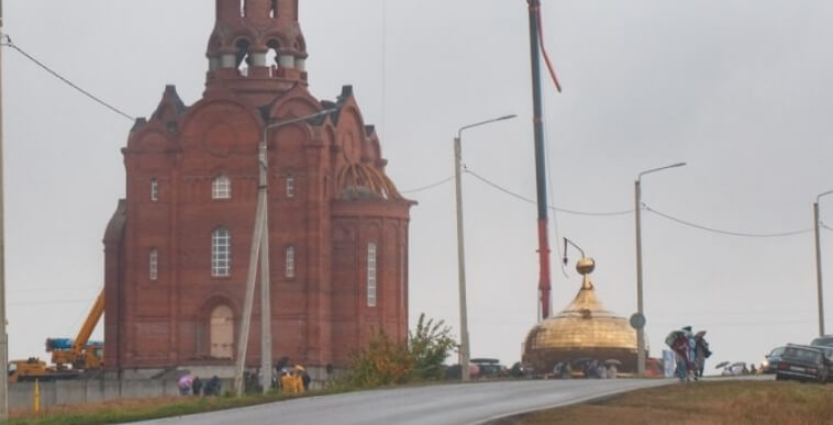 «Обычное явление»: Под Тамбовом рухнул трехтонный купол христианской церкви