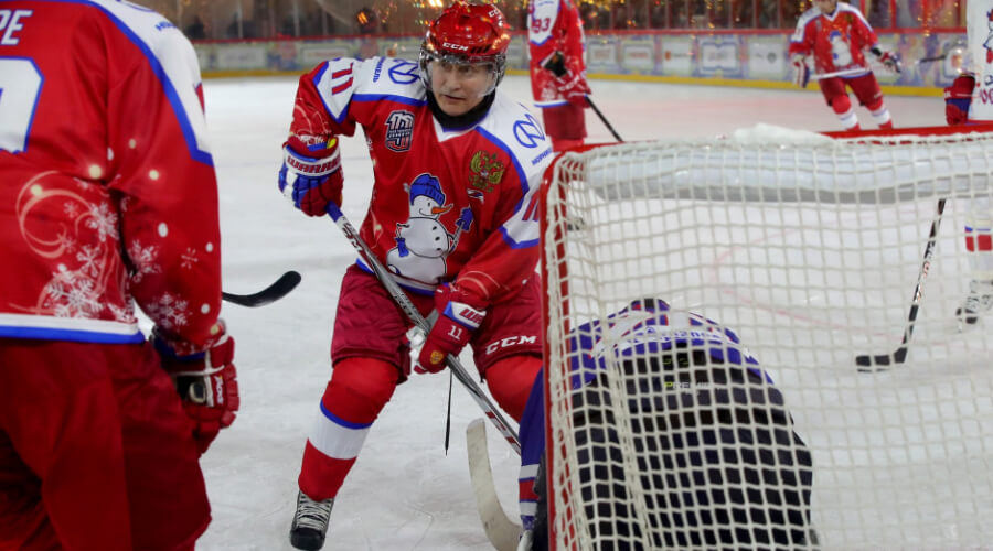 Больше всех шайб в матче Ночной хоккейной лиги забил Владимир Путин