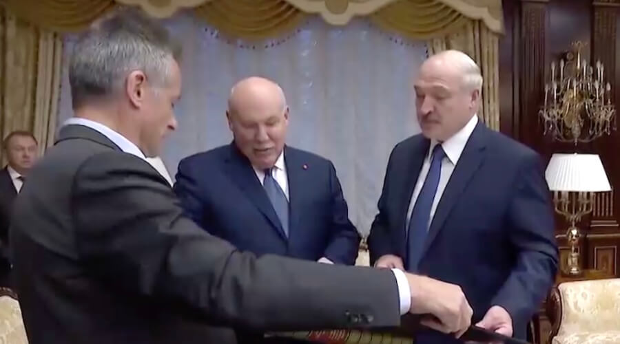 Посол РФ подарил Александру Лукашенко карту Беларуси в составе Российской империи