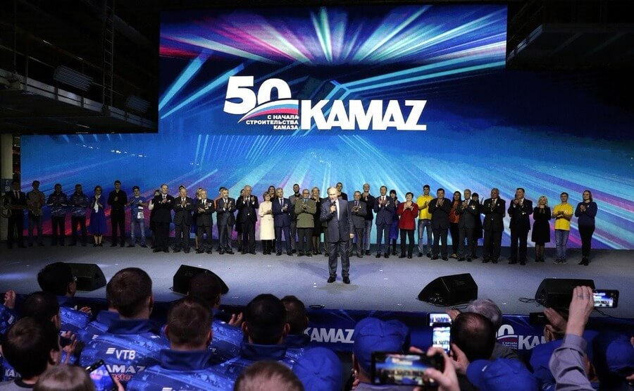 Владимир Путин поздравляет сотрудников КамАЗа с 50-летием