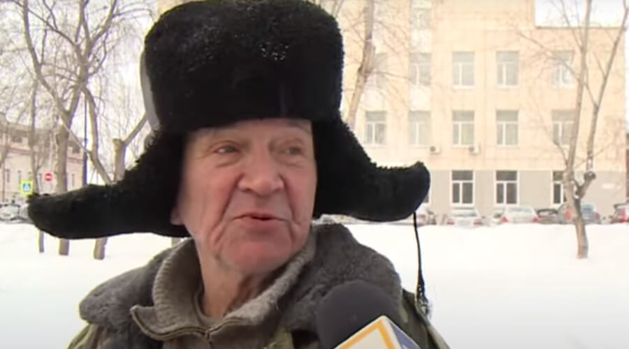 Дворник из Томска ответил на вопрос журналистов о любви цитатой из The Beatles (видео)