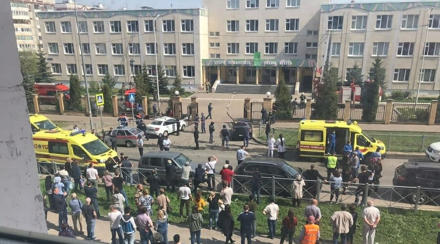 Расстрелявший детей в казанской школе 19-летний парень был один. МВД сделало заявление
