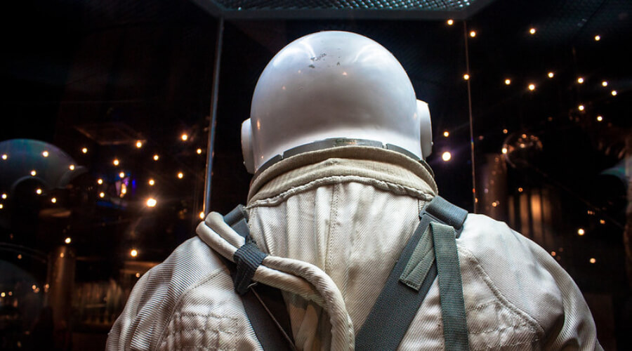 Агрессивные кемеровские подростки выместили злость на космонавте