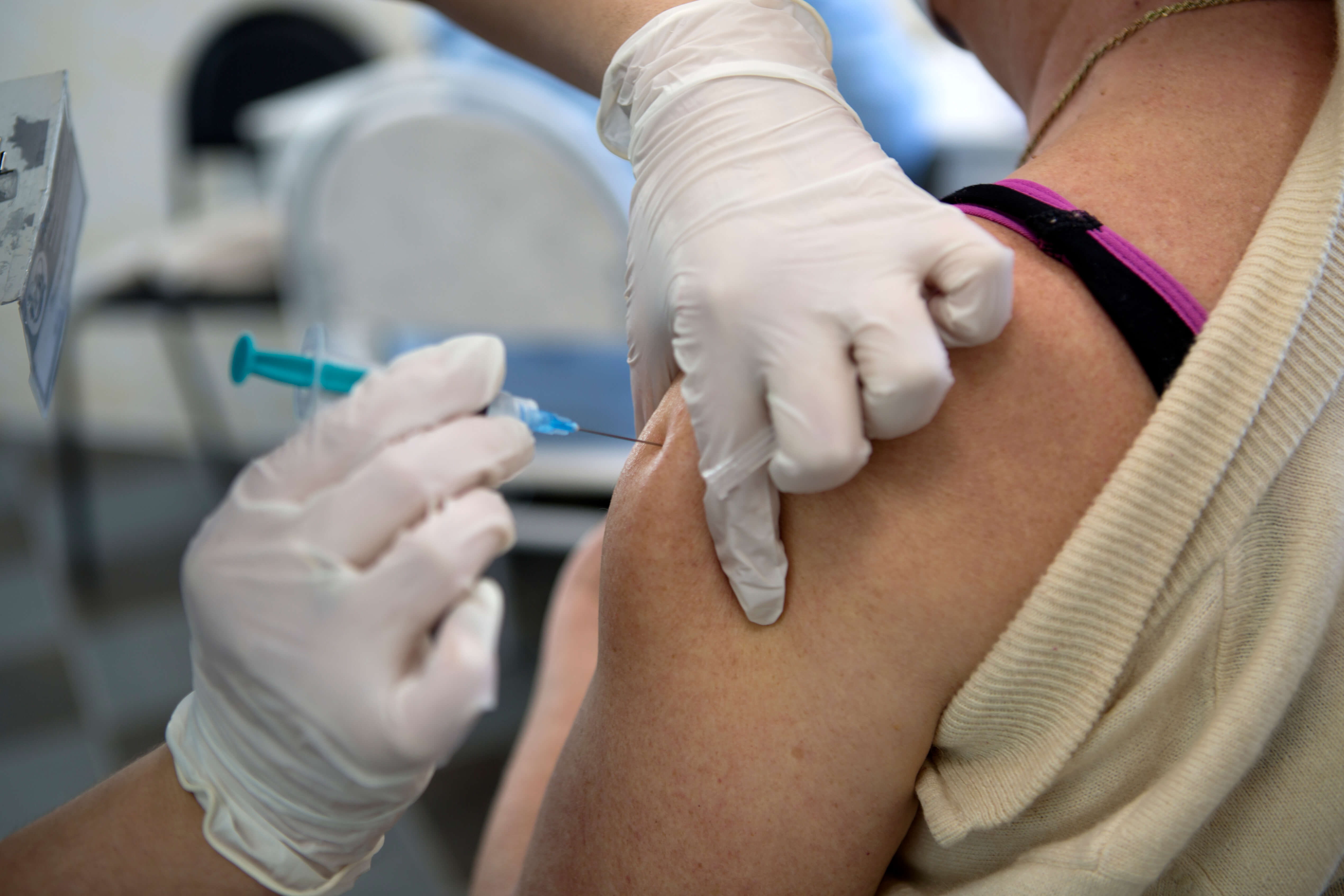Российские медики дали совет в случае аллергии на прививку от коронавируса