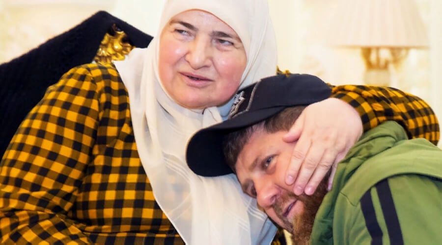 Владимир Путин наградил мать Рамзана Кадырова «За благодеяние»