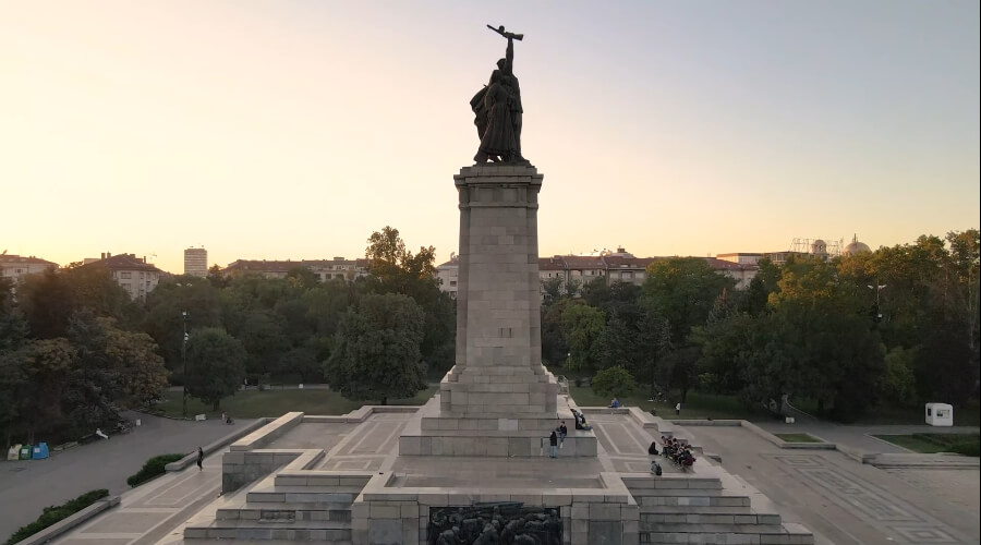 Вандалы-неонацисты осквернили памятник Советской армии в Софии