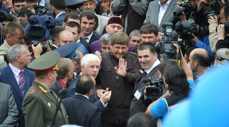 Во время визита в Турцию Рамзана Кадырова и несколько охранников окружили толпы местных жителей