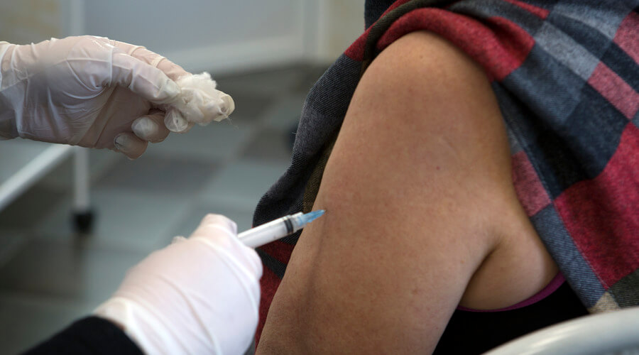«Люди ждали»: россияне поверили в путинский укол без камер и начали массово вакцинироваться