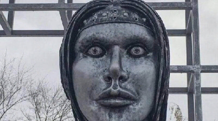 Возмутивший россиян памятник «Аленке» не достался ЛДПР – его продали за 2,6 млн рублей