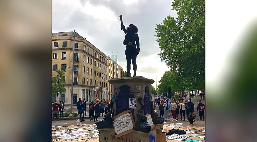 В Англии на место сломанного памятника исторической личности поставили статую протестующей