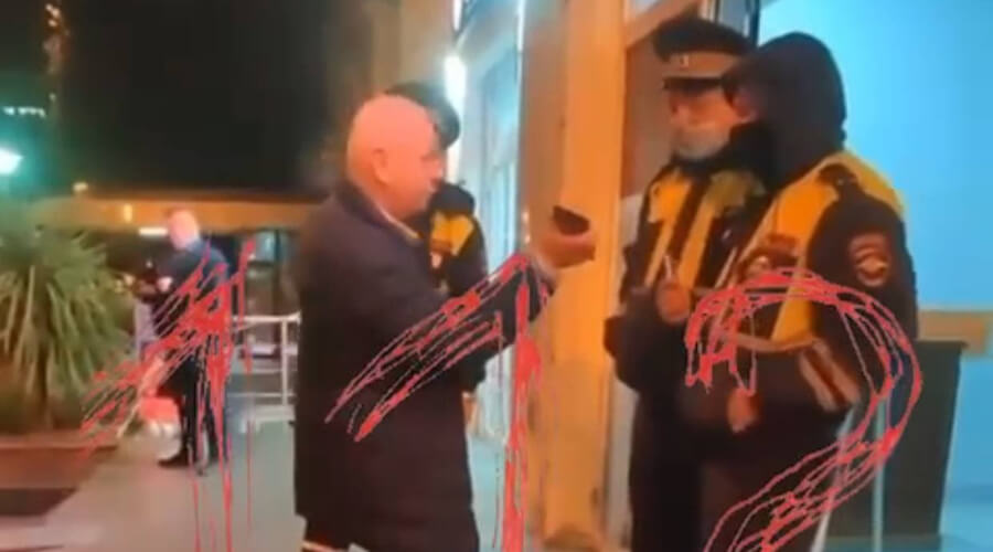Пьяный судья набросился на полицейских в Симферополе с криками о своем «особом» статусе 