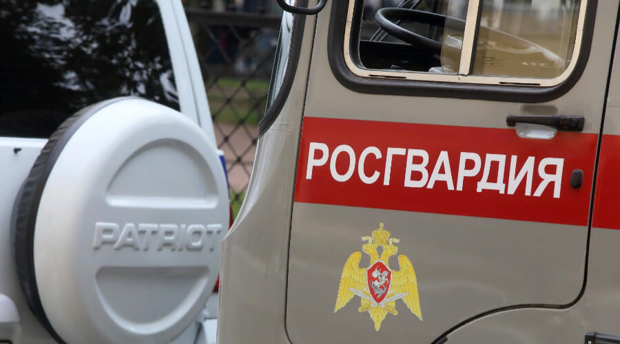 В Томске мужчина напал на сотрудника Росгвардии с пистолетом и ножом