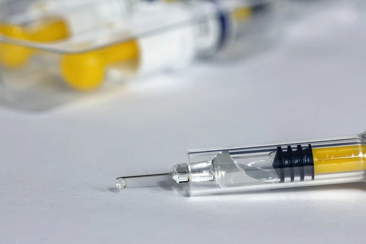 Третью российскую вакцину от COVID-19  появится в марте