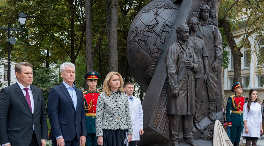 В Москве открыли памятник врачам, спасающих людей с COVID-19