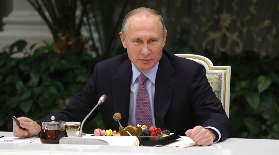 Не притрагивался к еде и пах свежей стиркой: Фиона Хилл описала ужин с Владимиром Путиным