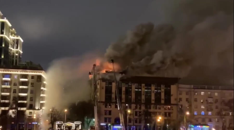 В Москве вспыхнуло здание «Мосгоргеотреста» на Ленинградском проспекте