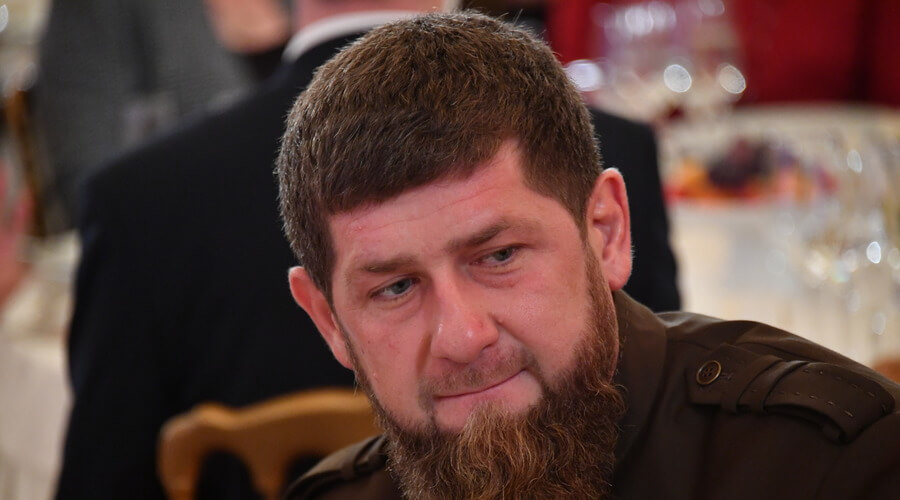 Рамзан Кадыров закричал после неудачного трюка с подачей блюда в Дубае