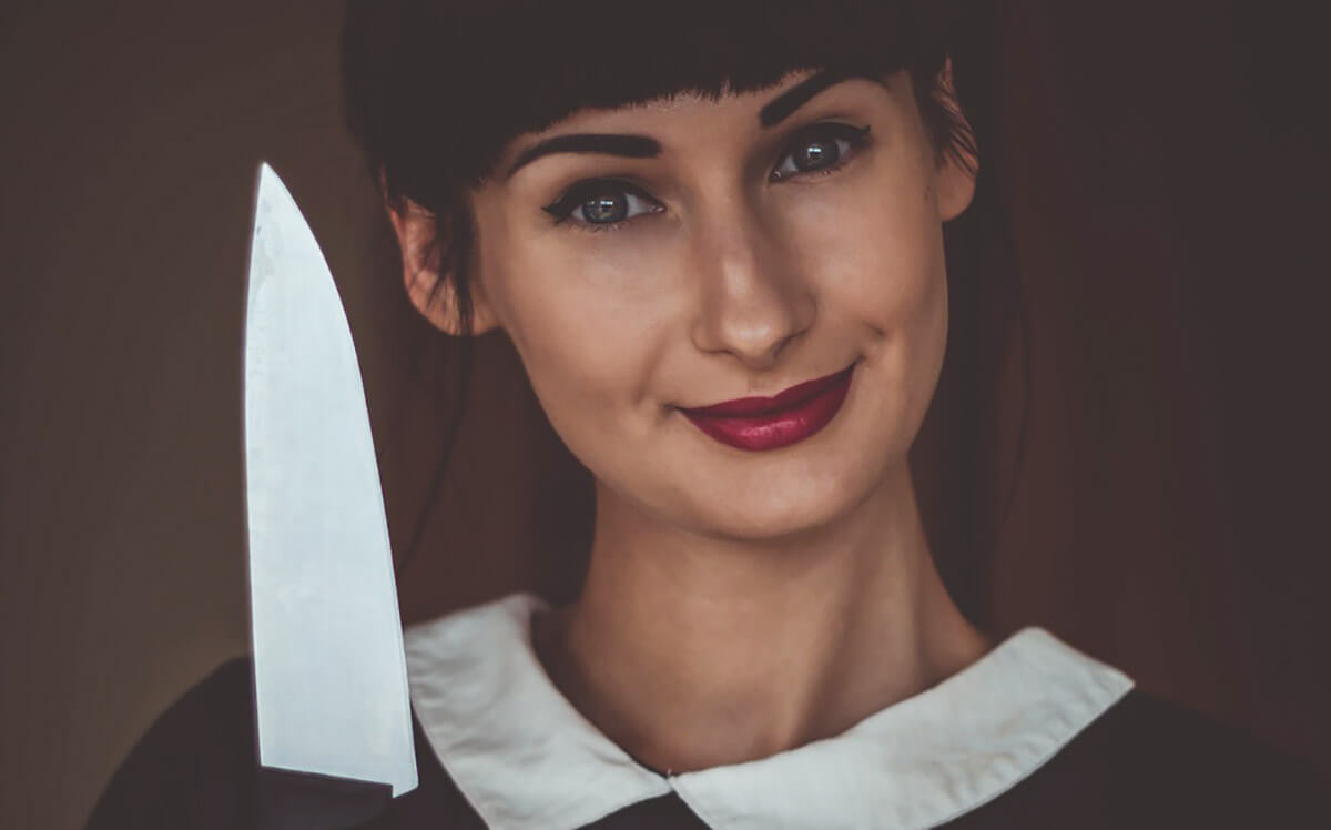 Женщина с ножом