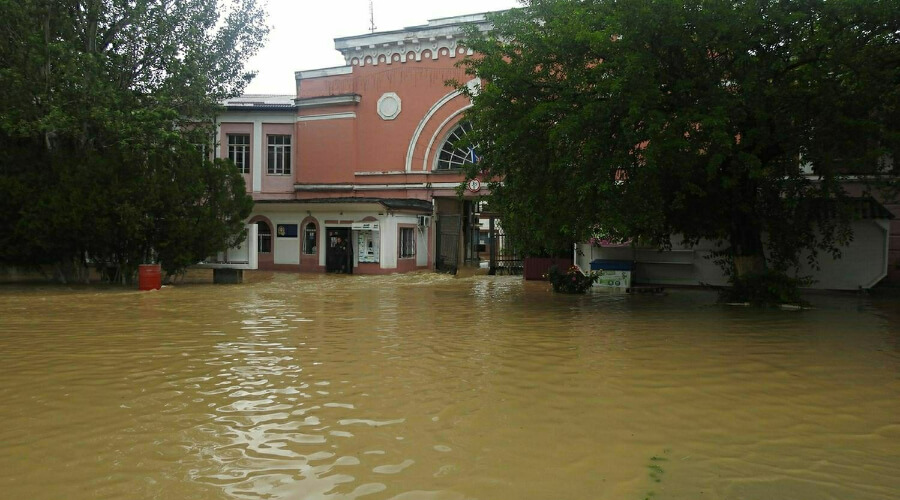Потоп: в Крыму из зон наводнения спасатели эвакуировали тысячи жителей