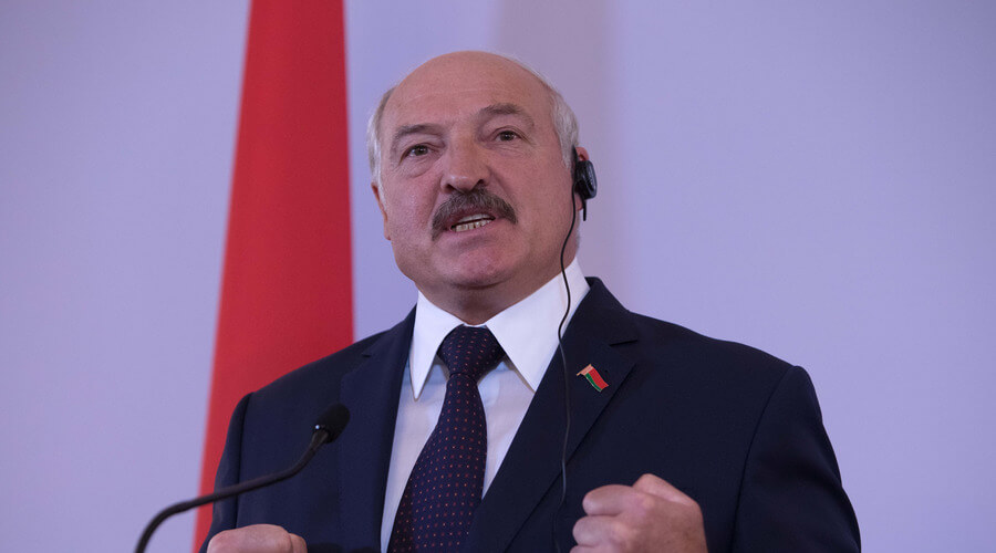 Александр Лукашенко предупредил бизнесменов: «Тебя разденут до трусов»