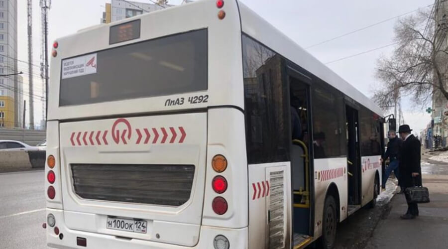Автобусы и троллейбусы стали ловить нарушителей на «выделенках» Петербурга