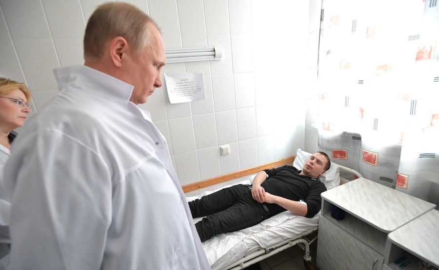 Владимир Путин посещает пострадавших при пожаре в ТЦ