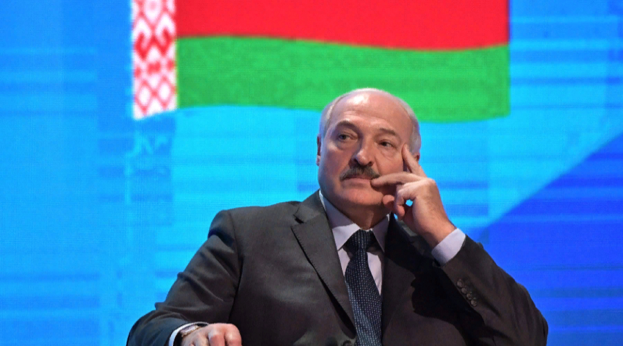 Александр Лукашенко показал детям лайфхак по открыванию бутылки